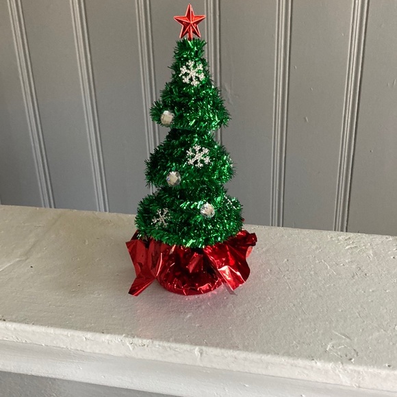 Brand NWT Beautiful Snowflake & Gem Bedazzled Christmas Tree w/ Red Skirt - Picture 5 of 8